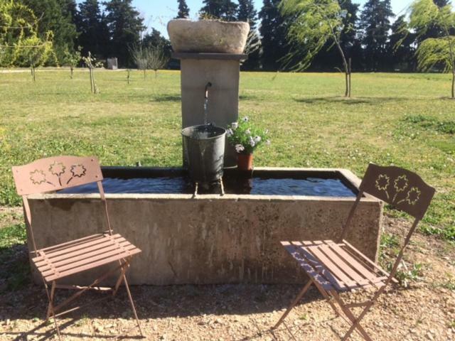 Safraniere Des Sorgues Guest House Le Thor Exterior photo